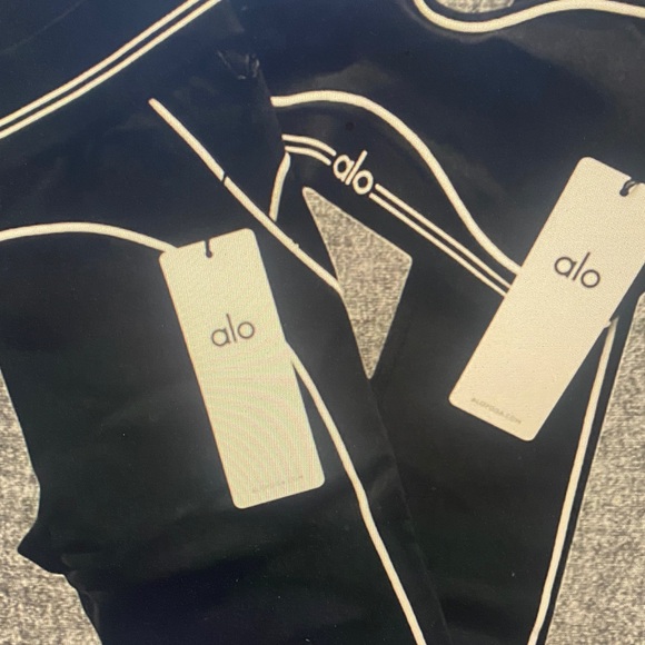 ALO Yoga Black and White Sports Set - Picture 5 of 6